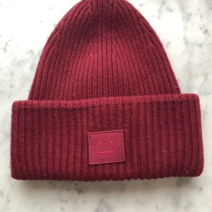Jättefin Vinröd Acnemössa💞 - Säljer min älskade vinröda Acnemössa i mycket bra skick  🥰 nypris:1300kr                                                                          Mössan finns kvar💞