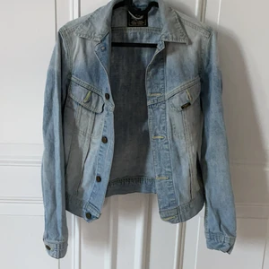 Jeansjacka - Fin jeansjacka som jag använt en gång så den är som ny! Storlek S