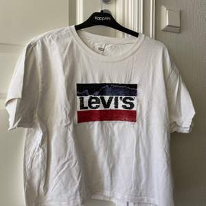 Levis T-Shirt i storlek M i bra skick använd ett par gånger, frakt diskuteras! 