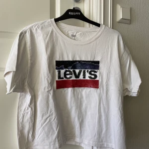 Levis T-Shirt glitter - Levis T-Shirt i storlek M i bra skick använd ett par gånger, frakt diskuteras! 
