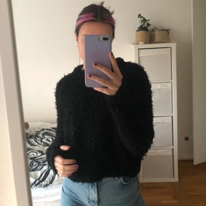 Stickad tröja från monki - Svart stickad tröja från monki med hål för tummarna, storlek S, väldigt lurvig men sticks inte alls.