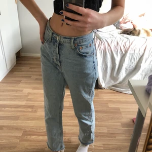 Zara jeans - Ljusblåa jeans från zara. Storlek 36. Sitter lite lösare på mig. Tycker personligen det är snyggt med slappa jeans som sitter på midjan! 