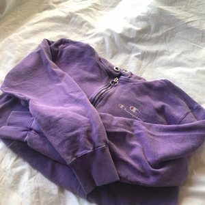 Championhoodie - Lila hoodie från Champion. Motsvarar en S/M. Sitter lite oversized på mig som har S. 