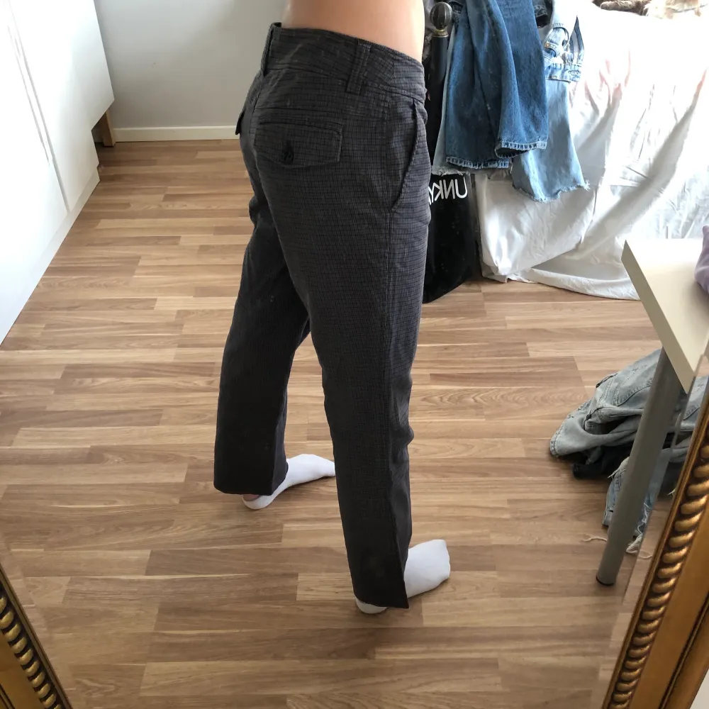 Rutiga, lågmidjade vintage kostymbyxor från H&M i storlek 36. . Farkut & Housut.
