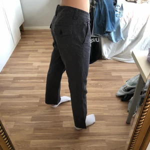 Rutiga, lågmidjade vintage kostymbyxor - Rutiga, lågmidjade vintage kostymbyxor från H&M i storlek 36. 