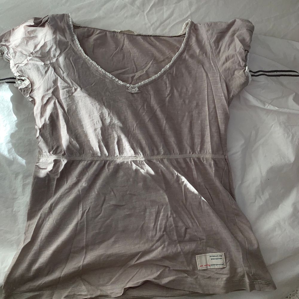 Söt ljusgrå/beige tröja från odd Molly. Storlek 1 vilket motsvarar S. Inga lösa sömmar, hål. Nyskick! . T-shirts.