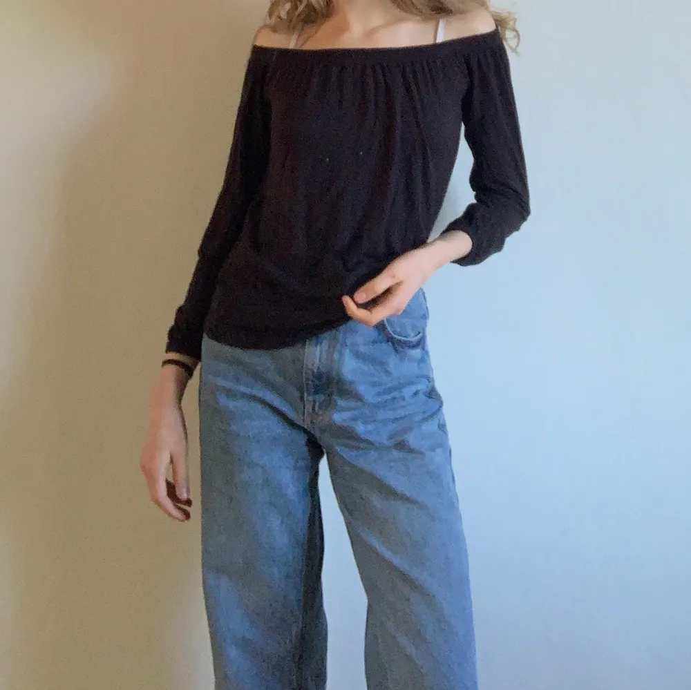 Superfin basic svart långärmad offshoulder tröja från hollister. Knappt använd och inga märken eller defekter på plagget. Köpare står för frakt men jag kan samfrakta om det är något ytterligare plagg man vill köpa från mig! :). Toppar.