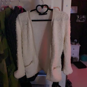 Vit blus - Super fin och ganska basic. 