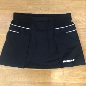 Kjol Babolat  - Svart kjol från Babolat för badminton/padel/tennis. Storlek 164/XS. 