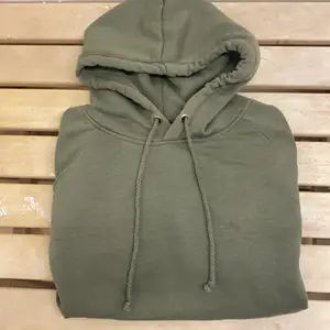 Grön hoodie från bikbok. Storlek s. 80kr
