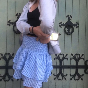 Kjol - Supergullig kjol från Hm! Helt slutsåld och så trendig! Buda gärna! Säljer då den är lite för liten för mig!💘💘💘 köparen står för frakt🙏💘💘💘💘💘💘⚡️⚡️⚡️⚡️ (högsta bud-310)