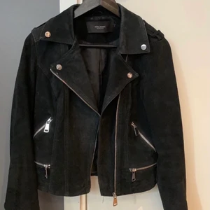 Vero Moda, mocka jacka  - Superfin mocka jacka i 100% äkta mocka! Storlek M, men passar S bra! Fint skick, nypris 1200kr