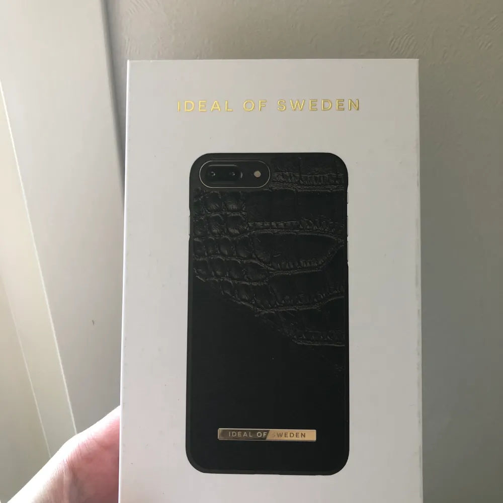 Använt skal från idealofsweden, har gått sönder lite vid hörnet men inget som man tänker på riktigt, nypris va 499kr kom med ett rimligt pris🥰🥰🥰 passar iPhone 8+. Övrigt.