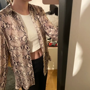 Skjorta  - Så otroligt skön och cool skjorta från Mango som endast är använd en gång! Köparen står för frakten😍