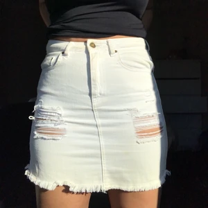 Vit jeanskjol  - En vit sliten jeanskjol i strl s från NLY Jeans. Skriv privat för fler bilder eller övriga frågor! Möts antingen upp i centrala Stockholm eller så skickar jag ett spårbart paket där köparen står för frakten 