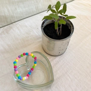 Gulligt Armband! - Har gjort detta gulliga lilla armband själv! 💜💙💚💗 storleken kan man välja själv, det är bara att mäta runt sin handled och skicka måttet. Det är en elastisk tråd 🧵. Armbandet kostar 25kr+ 12kr frakt 🚚 