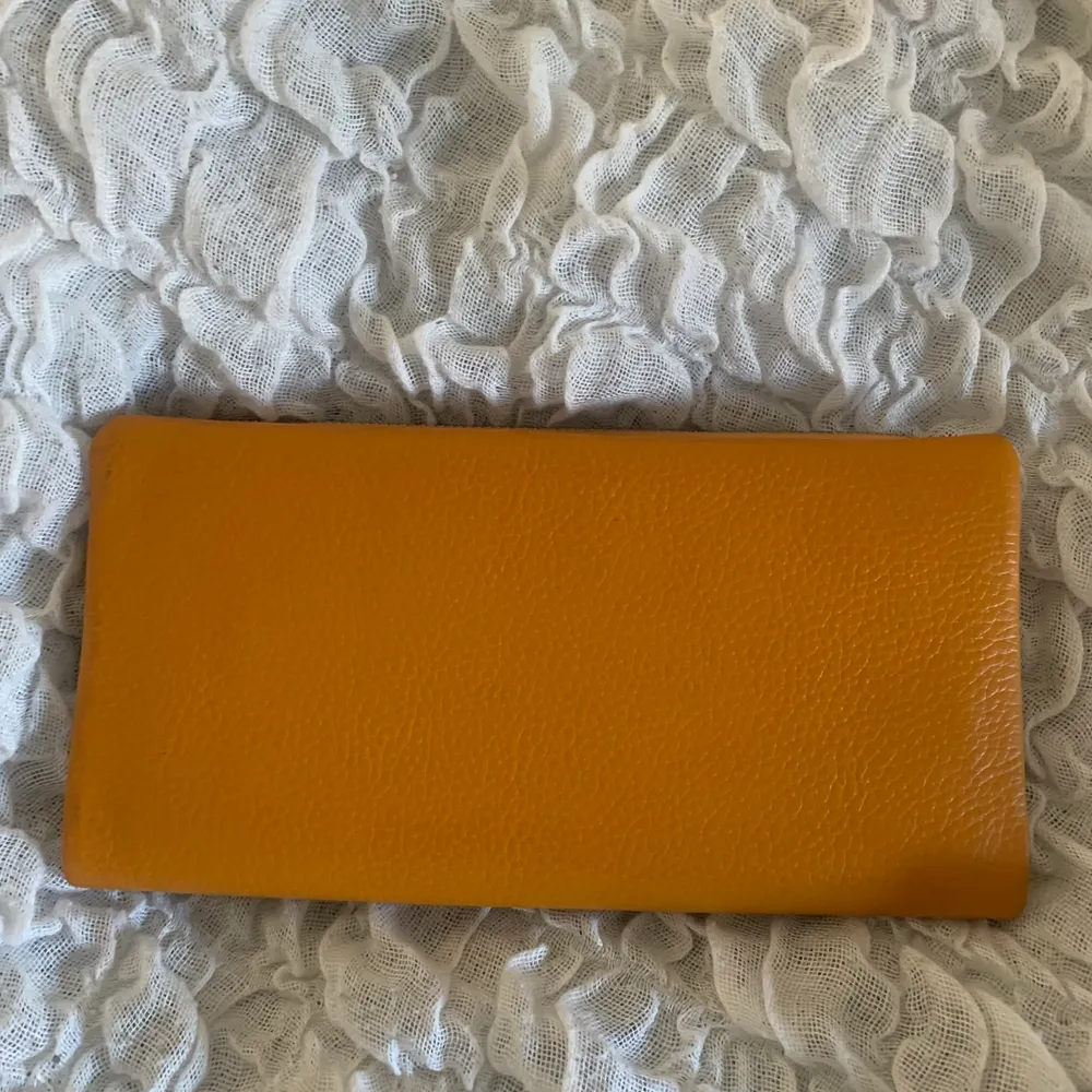 En fin, helt oanvänd plånbok, fake micheal kors:) frakten står köparen för, skicka om du vill ha fler bilder🥰. Väskor.