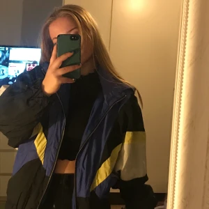 Oversize vindjacka  - En jättefin färgglad oversize vindjacka från Pull&Bear i storlek S. Orginal pris: 350kr 