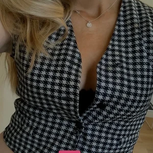 Rutig topp - Jävligt cool topp som jag köpt av en annan tjej på plick. Säljer pga den är för liten! Storlek XS/S! Bilderna är lånade!! Svart på baksidan och rutig därframme 