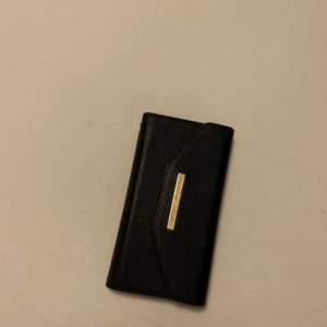 Säljer ett svart plånboksskal från Ideal of Sweden med löstagbart mobilskal i. Fungerar med Ideal of Swedens andra mobilskal också. Fint använt skick. 80kr. Köparen står för frakten:)