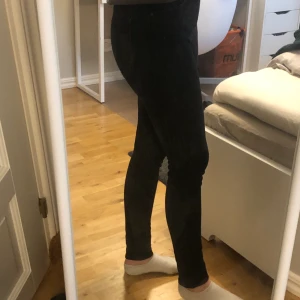 Svarta jeans - Simpla svarta jeans! Inga hål eller något fel. Säljer för 100 inkl frakt!