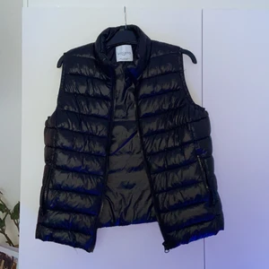 Violeta väst från Zalando - Det är strl men jag själv tycker den är rätt stor i passformen, mer likt en M. Jag har ägt västen i ca 1år men den är använd ett fåtal gånger, runt 2/3 gånger så den är i princip i nyskick. Den köptes för 400kr   
