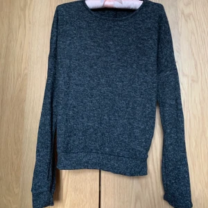 Stickad sprecklig tröja - Sprecklig stickad tröja, väldigt lätt matreal. Tycker om att ha den med röda byxor ett skärp och guld halsband 🌿