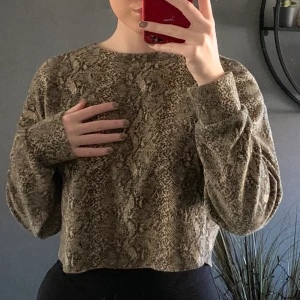 Tröja - Jätte skön långärmad tröja, lite kortare i modellen från Zara. Kommer aldrig till användning längre☺️💗