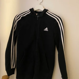 Adidas kofta svart - En svart adidaskofta i storlek 164, passar mig som är en small, använd Max 2 gånger och är i nyskick! Säljer eftersom den inte kommer till användning, nypris ligger runt 500kr