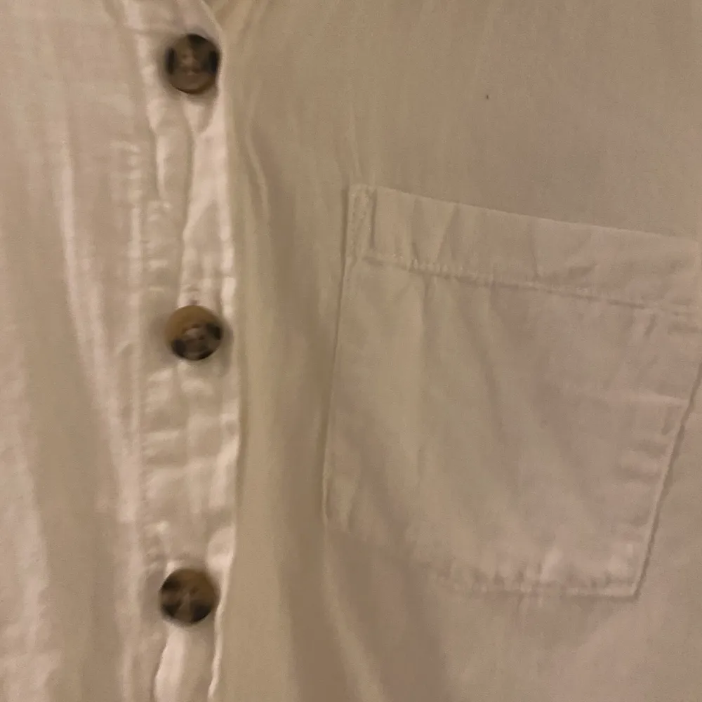 Vit basic skjorta i linne med snygga detaljerade knappar! Aldrig använd, endast provad. Skjortor.