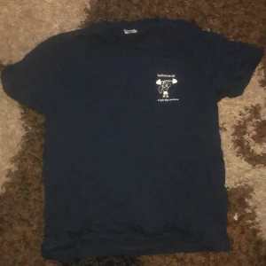 MÖRKBLÅ T-SHIRT💙 - Mörkblå T-shirt, bellevue merch lol