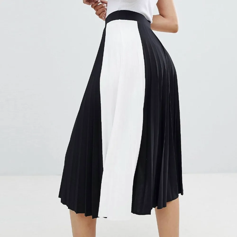 Lång svart och vitt plisserad kjol fråm bershka. Kjolar.