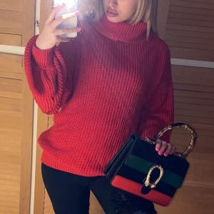 Röd mysig stickad tröja från NAKD - ♥️ OBS! Finns ett litet hål vid ena armen (bild nr2). Därav priset. Utöver defekten, bra skick. Storlek S. Frakt tillkommer. ♥️