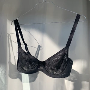 🖤Svart spets-bh🖤 - Skitsnygg svart bh i spets från triumf!!🖤 Värd 500kr men aldrig använd då den inte är min storlek🥲 Ingen vaddering men har bygel. 