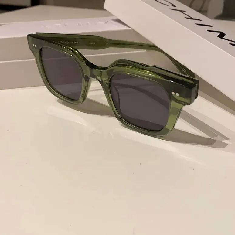 Säljer mitt andra par Chimi Eyewear solglasögon i modellen ”#004 Kiwi” med en mörk lins som är helt slutsålda och otroligt populära. Säljer ett par till pågrund av att jag i misstag råkade köpa 3 st par. Dom är köpta i Chimis egna butik i Sandhamn för 1 200kr💞 Lådan, boxen och den vita skyddspåsen medgår💞 Skriv privat för fler bilder på glasögonen!!!😊 plusa på 30kr när du budar😊 (bilderna från annonsen är tagna själv). Accessoarer.