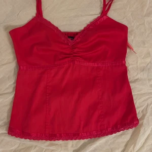 Linne  - Jättegullig rosa topp med justerbara band 