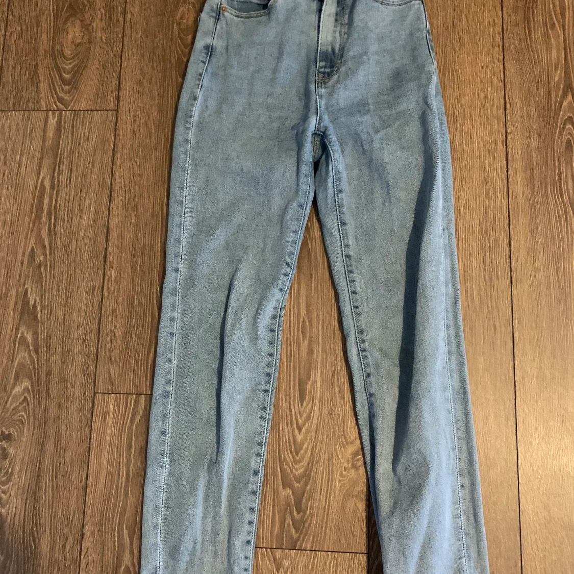 Ljusblåa jeans ifrån stradivarius - 90