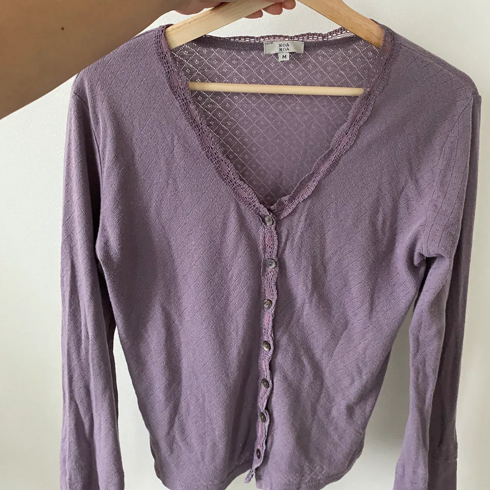 En vintage trendig tröja i en super fin violet färg. . Tröjor & Koftor.