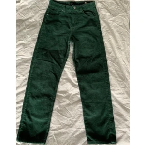 Mörkgröna manchesterbyxor  - Mörkgröna manchesterbyxor som aldrig kommit till användning. Nyskick. Finns dock liten defekt som fanns när jag köpte dem, men som enkelt går att fixa med lite nål o tråd (se bild 3). Köpare står för ev frakt.💕
