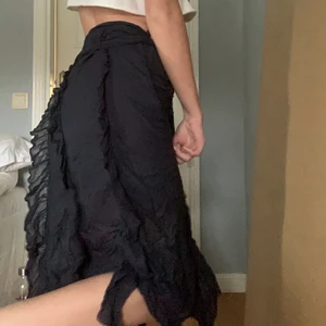 Lång kjol - Jätte fin kjol storlek S, bandet går att knyta hur man vill jätte fin och perfekt till sommar!