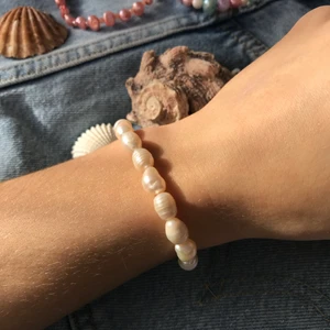 armband - « perlés de soire » 119kr ink frakt☁️   ett handgjort varmvitt sötvattenspärl-armband 🦋  enkelt, lyxigt och såå fin färg/glans 🐚