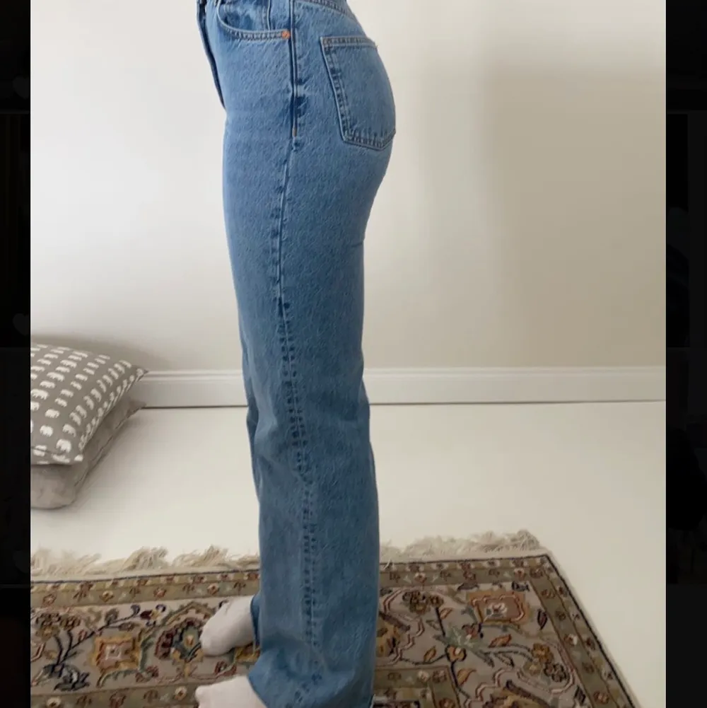 Säljer dessa trendiga jeans från zara då de inte riktigt är min stil längre, strl 34 och använda endast en gång🤍 köparen står för frakten!. Jeans & Byxor.