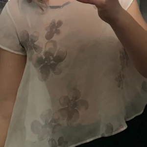 Mesh Topp - Super söt topp med blommor på! Snygg med en spetsbh eller en vit topp under 