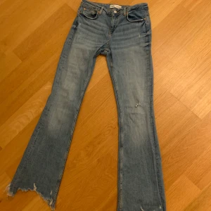 Zara jeans - Snygga jeans från Zara i strl 36.