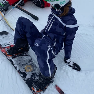 J lindebergs skidställ stl. M - Ett snyggt j Lindeberg skidställ i lila camouflage. (Nypris 14000kr) Och säljer nu för 1200kr. Använt ett antal gånger men det är fortfarande i väldigt bra skick som man kan se på bilden som är tagen i år! 