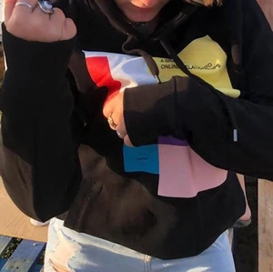 The 1975 hoodie  - Köpt 2019 på en av deras konserter, frakt tillkommer💕