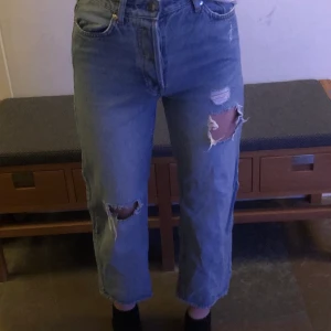 Mom jeans från h&m  - Superfina mom jeans från h&m! Nypris skulle jag gissa ligger på 250❤️