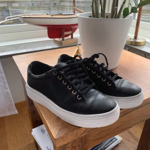 Sjuktsnygga skor - Säljer mina jättesnygga skor ifrån vagabond! Använda Max 5 gånger och är i jättebra skick(kan tvättas ytterligare!). Nypris: 999kr! Sulan är ca 3 cm! Jag är sj en stl 37-38(liten) 💕💕 Stora i storleken!