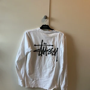 Stussy långärmad t-shirt - Vit långärmad T-shirt från Stussy. Köpt i Köpenhamn för 799sek