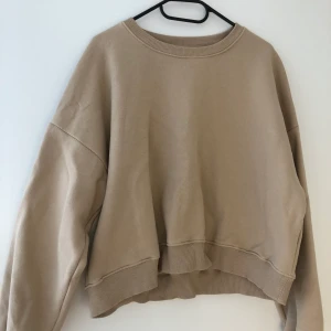Sweater  - Sweater i strl L (som en M i storleken)